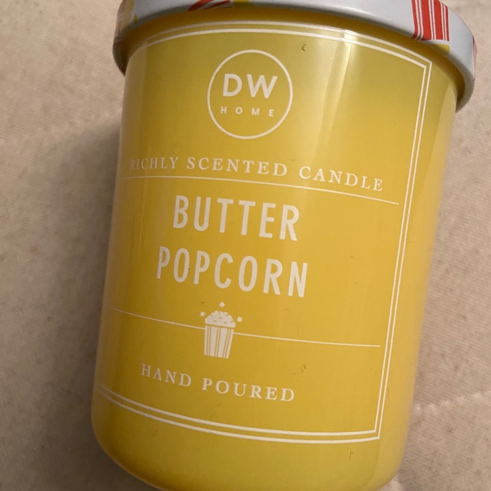 DW Butter popcorn candle